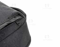 Mochila antirroubo em poliéster reciclado 600D com detalhes em PU e interior em poliéster reciclado 210D. Resistente à água, conta com compartimento principal com bolsos almofadados para notebook até 17.3" e tablet até 10.5", além de compartimentos laterais e frontais. Parte traseira acolchoada, pega superior e alça para trolley. Capacidade até 20 L.