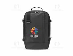 Mochila em poliéster reciclado 600D com forro em poliéster reciclado 210D, acabamento repelente à água e capacidade de até 20 L. Atende às dimensões exigidas como bagagem de mão, com compartimento principal para roupas, bolso frontal e compartimento acolchoado para notebook até 14". Possui alça para trolley, pega superior almofadada e cintas de compressão laterais.