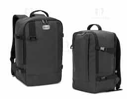 Mochila em poliéster reciclado 600D com forro em poliéster reciclado 210D, acabamento repelente à água e capacidade de até 20 L. Atende às dimensões exigidas como bagagem de mão, com compartimento principal para roupas, bolso frontal e compartimento acolchoado para notebook até 14". Possui alça para trolley, pega superior almofadada e cintas de compressão laterais.