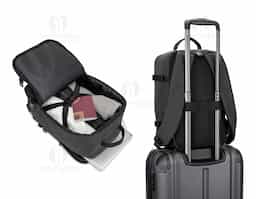 Mochila em poliéster reciclado 600D com forro em poliéster reciclado 210D, acabamento repelente à água e capacidade de até 20 L. Atende às dimensões exigidas como bagagem de mão, com compartimento principal para roupas, bolso frontal e compartimento acolchoado para notebook até 14". Possui alça para trolley, pega superior almofadada e cintas de compressão laterais.