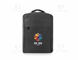 Mochila totalmente almofadada para notebook, feita em poliéster reciclado 300D de alta densidade com forro em poliéster reciclado 210D. Possui compartimento principal para notebook até 15.6", dois bolsos frontais, bolso lateral para squeeze e alça traseira para encaixe em trolley. Capacidade até 18 L.