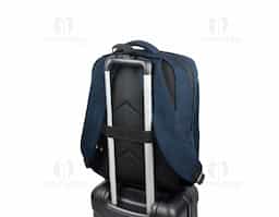 Mochila totalmente almofadada para notebook, feita em poliéster reciclado 300D de alta densidade com forro em poliéster reciclado 210D. Possui compartimento principal para notebook até 15.6", dois bolsos frontais, bolso lateral para squeeze e alça traseira para encaixe em trolley. Capacidade até 18 L.