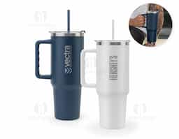 Copo de viagem com grande capacidade (até 1300 mL), fabricado em aço inox 91% reciclado, com parede dupla e isolamento a vácuo. Possui acabamento fosco, tampa com abertura para canudo e orifício para uso direto com fechamento, além de alça lateral que facilita o transporte em atividades diárias ou ao ar livre.