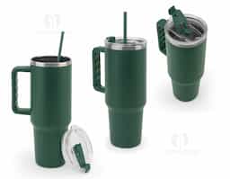 Copo de viagem com grande capacidade (até 1300 mL), fabricado em aço inox 91% reciclado, com parede dupla e isolamento a vácuo. Possui acabamento fosco, tampa com abertura para canudo e orifício para uso direto com fechamento, além de alça lateral que facilita o transporte em atividades diárias ou ao ar livre.