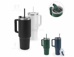 Copo de viagem com grande capacidade (até 1300 mL), fabricado em aço inox 91% reciclado, com parede dupla e isolamento a vácuo. Possui acabamento fosco, tampa com abertura para canudo e orifício para uso direto com fechamento, além de alça lateral que facilita o transporte em atividades diárias ou ao ar livre.