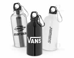 Squeeze esportiva com capacidade de até 560 mL, fabricada em aço inox de parede simples e acabamento brilhante. Possui tampa com mosquetão integrado, permitindo fácil transporte ou fixação em mochilas e bolsas. Ideal para uso em atividades físicas ou ao ar livre.