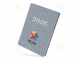 Agenda diária 2026 com capa dura com revestimento em linho. Contém páginas dedicadas a dados pessoais, calendários 2026 a 2028, planejamento diário de 2026 e lista de códigos DDI.