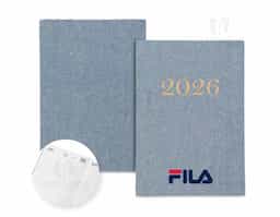 Agenda diária 2026 com capa dura com revestimento em linho. Contém páginas dedicadas a dados pessoais, calendários 2026 a 2028, planejamento diário de 2026 e lista de códigos DDI.