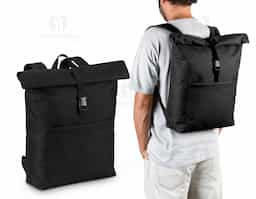 Mochila "Roll-top" para notebook em 600D e forro em 210D. Possui um compartimento principal espaçoso para notebook até 17.3", com fecho de enrolar no topo. Bolso frontal com zíper.