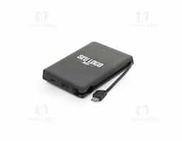Bateria portátil com capacidade de 10.000 mAh, fabricada em ABS 100% reciclado. Possui indicador de carga, porta USB-C (entrada/saída), porta USB-A e cabo USB-C integrado de entrada e saída. Permite carregar até dois dispositivos ao mesmo tempo, oferecendo praticidade no uso diário.
