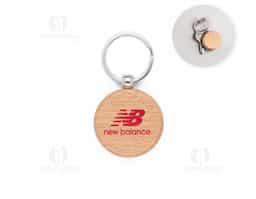 Chaveiro fabricado em madeira de faia, combinando resistência e acabamento natural. Conta com argola em ferro, ideal para fixação de chaves e transporte prático no dia a dia.