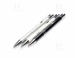 Caneta esferográfica com carga azul de 1,0 mm, fabricada inteiramente em metal. Possui acionamento por clique que proporciona leveza e agilidade na escrita. A ponteira emborrachada permite uso como caneta touch, compatível com dispositivos de tela sensível ao toque.