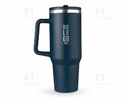 A caneca térmica perfeita para quem busca praticidade e qualidade em um só produto. Com capacidade de 1,2 litros, ela é fabricada em inox 304 com parede dupla, garantindo que a bebida permaneça na temperatura ideal por muito mais tempo. Sua tampa acrílica rosqueável com bico flexível integrado proporciona facilidade no uso com o canudo, enquanto o pegador plástico oferece segurança no manuseio. Acompanha um canudo prático para completar a experiência. Um item indispensável para o dia a dia que une funcionalidade e design moderno.