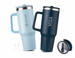 A caneca térmica perfeita para quem busca praticidade e qualidade em um só produto. Com capacidade de 1,2 litros, ela é fabricada em inox 304 com parede dupla, garantindo que a bebida permaneça na temperatura ideal por muito mais tempo. Sua tampa acrílica rosqueável com bico flexível integrado proporciona facilidade no uso com o canudo, enquanto o pegador plástico oferece segurança no manuseio. Acompanha um canudo prático para completar a experiência. Um item indispensável para o dia a dia que une funcionalidade e design moderno.
