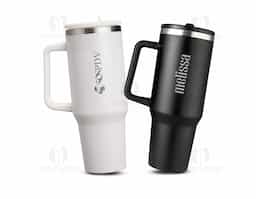 A caneca térmica perfeita para quem busca praticidade e qualidade em um só produto. Com capacidade de 1,2 litros, ela é fabricada em inox 304 com parede dupla, garantindo que a bebida permaneça na temperatura ideal por muito mais tempo. Sua tampa acrílica rosqueável com bico flexível integrado proporciona facilidade no uso com o canudo, enquanto o pegador plástico oferece segurança no manuseio. Acompanha um canudo prático para completar a experiência. Um item indispensável para o dia a dia que une funcionalidade e design moderno.