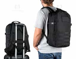 Mochila para utilização diária em ambientes profissionais ou de lazer, Ideal também para esportes e caminhadas ao ar livre. O seu design torna esta mochila um produto versátil e resistente. Composta por poliéster reciclado 600D de alta densidade e forro em poliéster reciclado 210D. Possui um compartimento principal com bolso para notebook até 17.3" e diversos bolsos que facilitam a organização dos itens, um bolso com zíper e um bolso lateral. Possui características particulares como cintas de compressão nas laterais, tiras multifuncionais em webbing, alça peitoral ajustável, pega na parte superior e alça para trolley em caso de necessidade. Contém também um emblema removível, com o mesmo material da mochila, ideal para personalização. Capacidade até 21L.