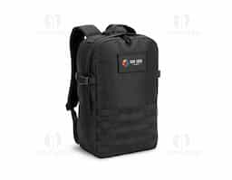 Mochila para utilização diária em ambientes profissionais ou de lazer, Ideal também para esportes e caminhadas ao ar livre. O seu design torna esta mochila um produto versátil e resistente. Composta por poliéster reciclado 600D de alta densidade e forro em poliéster reciclado 210D. Possui um compartimento principal com bolso para notebook até 17.3" e diversos bolsos que facilitam a organização dos itens, um bolso com zíper e um bolso lateral. Possui características particulares como cintas de compressão nas laterais, tiras multifuncionais em webbing, alça peitoral ajustável, pega na parte superior e alça para trolley em caso de necessidade. Contém também um emblema removível, com o mesmo material da mochila, ideal para personalização. Capacidade até 21L.