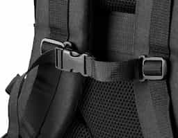 Mochila para utilização diária em ambientes profissionais ou de lazer, Ideal também para esportes e caminhadas ao ar livre. O seu design torna esta mochila um produto versátil e resistente. Composta por poliéster reciclado 600D de alta densidade e forro em poliéster reciclado 210D. Possui um compartimento principal com bolso para notebook até 17.3" e diversos bolsos que facilitam a organização dos itens, um bolso com zíper e um bolso lateral. Possui características particulares como cintas de compressão nas laterais, tiras multifuncionais em webbing, alça peitoral ajustável, pega na parte superior e alça para trolley em caso de necessidade. Contém também um emblema removível, com o mesmo material da mochila, ideal para personalização. Capacidade até 21L.