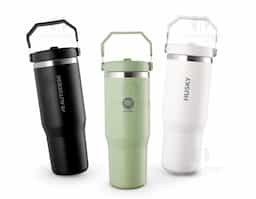 Copo térmico em inox com capacidade de até 800 mL. Possui parede dupla para isolamento térmico, tampa plástica rosqueável com vedação a vácuo, alça fixa em inox com camada plástica e bico flexível. Acompanha canudo plástico para encaixe interno, ideal para uso prático no dia a dia.