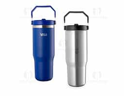 Copo térmico em inox com capacidade de até 800 mL. Possui parede dupla para isolamento térmico, tampa plástica rosqueável com vedação a vácuo, alça fixa em inox com camada plástica e bico flexível. Acompanha canudo plástico para encaixe interno, ideal para uso prático no dia a dia.