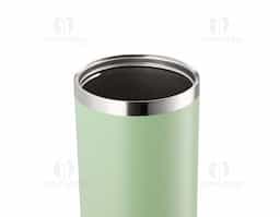 Copo térmico em inox com capacidade de até 800 mL. Possui parede dupla para isolamento térmico, tampa plástica rosqueável com vedação a vácuo, alça fixa em inox com camada plástica e bico flexível. Acompanha canudo plástico para encaixe interno, ideal para uso prático no dia a dia.