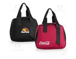 Bolsa térmica confeccionada em tecido Oxford resistente à água, com capacidade máxima de 7 litros, ideal para transportar alimentos e bebidas com praticidade. Possui revestimento interno em folha de alumínio que auxilia na conservação da temperatura por mais tempo. Conta também com bolso interno em tela de nylon que facilita a organização de pequenos itens e duas alças de mão que proporcionam maior comodidade durante o transporte. Seu design funcional torna o produto adequado para o uso cotidiano, passeios ou ações promocionais.