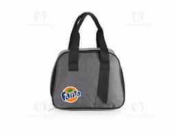 Bolsa térmica confeccionada em tecido Oxford resistente à água, com capacidade máxima de 7 litros, ideal para transportar alimentos e bebidas com praticidade. Possui revestimento interno em folha de alumínio que auxilia na conservação da temperatura por mais tempo. Conta também com bolso interno em tela de nylon que facilita a organização de pequenos itens e duas alças de mão que proporcionam maior comodidade durante o transporte. Seu design funcional torna o produto adequado para o uso cotidiano, passeios ou ações promocionais.