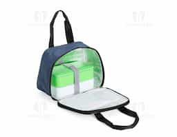 Bolsa térmica confeccionada em tecido Oxford resistente à água, com capacidade máxima de 7 litros, ideal para transportar alimentos e bebidas com praticidade. Possui revestimento interno em folha de alumínio que auxilia na conservação da temperatura por mais tempo. Conta também com bolso interno em tela de nylon que facilita a organização de pequenos itens e duas alças de mão que proporcionam maior comodidade durante o transporte. Seu design funcional torna o produto adequado para o uso cotidiano, passeios ou ações promocionais.