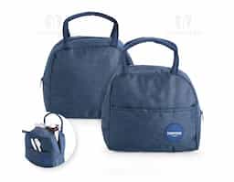 Bolsa térmica confeccionada em poliéster impermeável, com capacidade de até 5 litros, ideal para transportar alimentos e bebidas com praticidade. Possui revestimento interno em folha de alumínio, que auxilia na conservação da temperatura por mais tempo. Conta ainda com bolso frontal com plaquinha fixa em plástico, indicada para personalização, e par de alças em nylon que proporcionam mais conforto e segurança durante o transporte.