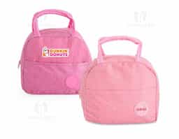 Bolsa térmica confeccionada em poliéster impermeável, com capacidade de até 5 litros, ideal para transportar alimentos e bebidas com praticidade. Possui revestimento interno em folha de alumínio, que auxilia na conservação da temperatura por mais tempo. Conta ainda com bolso frontal com plaquinha fixa em plástico, indicada para personalização, e par de alças em nylon que proporcionam mais conforto e segurança durante o transporte.
