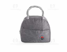 Bolsa térmica confeccionada em poliéster impermeável, com capacidade de até 5 litros, ideal para transportar alimentos e bebidas com praticidade. Possui revestimento interno em folha de alumínio, que auxilia na conservação da temperatura por mais tempo. Conta ainda com bolso frontal com plaquinha fixa em plástico, indicada para personalização, e par de alças em nylon que proporcionam mais conforto e segurança durante o transporte.