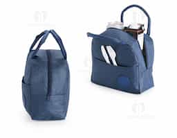 Bolsa térmica confeccionada em poliéster impermeável, com capacidade de até 5 litros, ideal para transportar alimentos e bebidas com praticidade. Possui revestimento interno em folha de alumínio, que auxilia na conservação da temperatura por mais tempo. Conta ainda com bolso frontal com plaquinha fixa em plástico, indicada para personalização, e par de alças em nylon que proporcionam mais conforto e segurança durante o transporte.