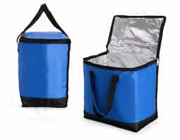 Bolsa térmica com capacidade de até 27 litros. Feita em Oxford resistente à água, possui fechamento em zíper e revestimento térmico em folha de alumínio que ajuda a manter a temperatura de alimentos e bebidas por mais tempo em seu único compartimento. Além disso, conta com um par de alças laterais para transporte.