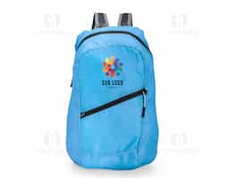 Mochila dobrável com design leve e moderno, confeccionada em poliéster resistente à água. Com capacidade de até 14 litros, possui compartimento principal espaçoso, bolso frontal e alças ajustáveis com revestimento em espuma respirável para maior conforto. Acompanha saco em nylon com regulagem, facilitando o transporte quando dobrada.