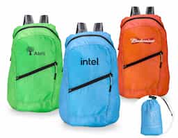 Mochila dobrável com design leve e moderno, confeccionada em poliéster resistente à água. Com capacidade de até 14 litros, possui compartimento principal espaçoso, bolso frontal e alças ajustáveis com revestimento em espuma respirável para maior conforto. Acompanha saco em nylon com regulagem, facilitando o transporte quando dobrada.