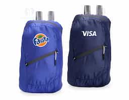 Mochila dobrável com design leve e moderno, confeccionada em poliéster resistente à água. Com capacidade de até 14 litros, possui compartimento principal espaçoso, bolso frontal e alças ajustáveis com revestimento em espuma respirável para maior conforto. Acompanha saco em nylon com regulagem, facilitando o transporte quando dobrada.