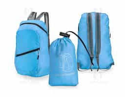 Mochila dobrável com design leve e moderno, confeccionada em poliéster resistente à água. Com capacidade de até 14 litros, possui compartimento principal espaçoso, bolso frontal e alças ajustáveis com revestimento em espuma respirável para maior conforto. Acompanha saco em nylon com regulagem, facilitando o transporte quando dobrada.