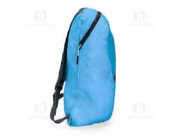 Mochila dobrável com design leve e moderno, confeccionada em poliéster resistente à água. Com capacidade de até 14 litros, possui compartimento principal espaçoso, bolso frontal e alças ajustáveis com revestimento em espuma respirável para maior conforto. Acompanha saco em nylon com regulagem, facilitando o transporte quando dobrada.