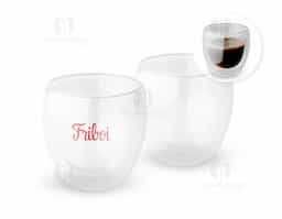 Conjunto com 2 copos fabricados em vidro borossilicato com parede dupla, que ajuda a manter a temperatura da bebida por mais tempo e evita o aquecimento externo. Cada copo possui capacidade de até 180ml, ideal para bebidas quentes ou frias.