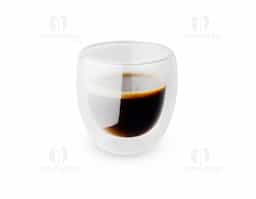 Conjunto com 2 copos fabricados em vidro borossilicato com parede dupla, que ajuda a manter a temperatura da bebida por mais tempo e evita o aquecimento externo. Cada copo possui capacidade de até 180ml, ideal para bebidas quentes ou frias.