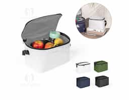 Bolsa térmica em poliéster reciclado 600D com alça ajustável em webbing. Possui compartimento principal espaçoso e bolso frontal para itens adicionais. O interior forrado em PEVA oferece isolamento térmico eficiente, ajudando a manter os alimentos e bebidas frios por mais tempo. Capacidade de 7 L.