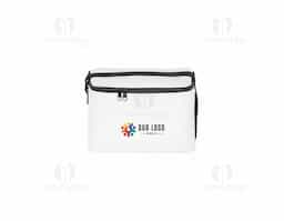 Bolsa térmica em poliéster reciclado 600D com alça ajustável em webbing. Possui compartimento principal espaçoso e bolso frontal para itens adicionais. O interior forrado em PEVA oferece isolamento térmico eficiente, ajudando a manter os alimentos e bebidas frios por mais tempo. Capacidade de 7 L.