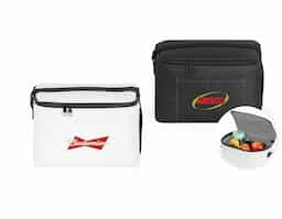 Bolsa térmica em poliéster reciclado 600D com alça ajustável em webbing. Possui compartimento principal espaçoso e bolso frontal para itens adicionais. O interior forrado em PEVA oferece isolamento térmico eficiente, ajudando a manter os alimentos e bebidas frios por mais tempo. Capacidade de 7 L.
