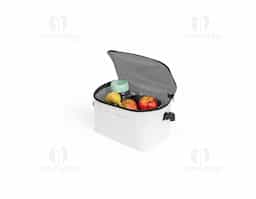Bolsa térmica em poliéster reciclado 600D com alça ajustável em webbing. Possui compartimento principal espaçoso e bolso frontal para itens adicionais. O interior forrado em PEVA oferece isolamento térmico eficiente, ajudando a manter os alimentos e bebidas frios por mais tempo. Capacidade de 7 L.