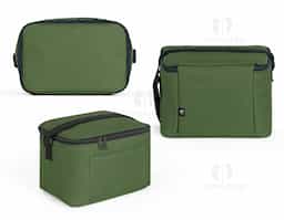 Bolsa térmica em poliéster reciclado 600D com alça ajustável em webbing. Possui compartimento principal espaçoso e bolso frontal para itens adicionais. O interior forrado em PEVA oferece isolamento térmico eficiente, ajudando a manter os alimentos e bebidas frios por mais tempo. Capacidade de 7 L.