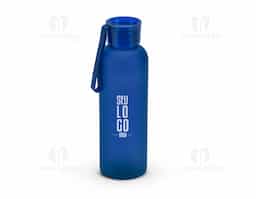 Squeeze esportiva com capacidade de até 600 ml, fabricada em PET 100% reciclado com acabamento fosco. Possui tampa em PS à prova de vazamentos e fita em silicone integrada, que facilita o transporte em atividades do dia a dia.