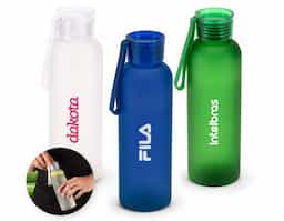 Squeeze esportiva com capacidade de até 600 ml, fabricada em PET 100% reciclado com acabamento fosco. Possui tampa em PS à prova de vazamentos e fita em silicone integrada, que facilita o transporte em atividades do dia a dia.