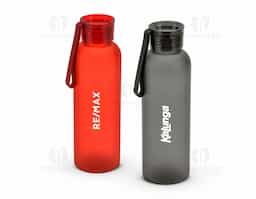 Squeeze esportiva com capacidade de até 600 ml, fabricada em PET 100% reciclado com acabamento fosco. Possui tampa em PS à prova de vazamentos e fita em silicone integrada, que facilita o transporte em atividades do dia a dia.