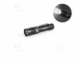Lanterna recarregável de 5W em alumínio, potente e versátil. Possui LED de 300 lumens, 4 modos de iluminação, zoom telescópico e botão liga/desliga. Ideal para uso diário, emergências ou atividades externas. Bateria de 2.000 mAh com recarga via cabo USB-C (incluso). Um brinde funcional e moderno, que une resistência, praticidade e alto desempenho.