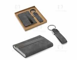 Conjunto elegante composto por porta-cartões e chaveiro, ambos em metal com acabamento em poliéster 30% reciclado. O porta-cartões possui capacidade para até 7 cartões, unindo praticidade, estilo e responsabilidade ambiental. Ideal como brinde corporativo ou para uso pessoal no dia a dia.